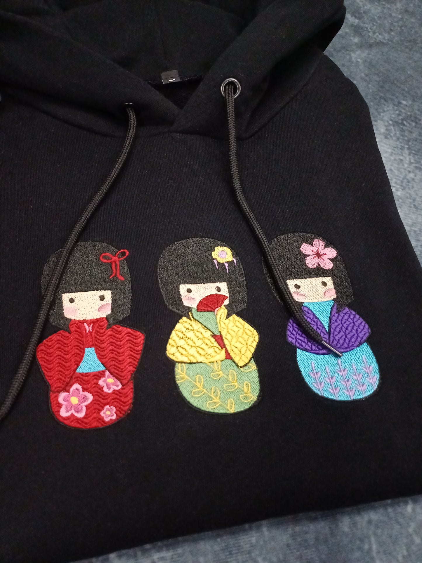 Felpa ricamata Kokeshi