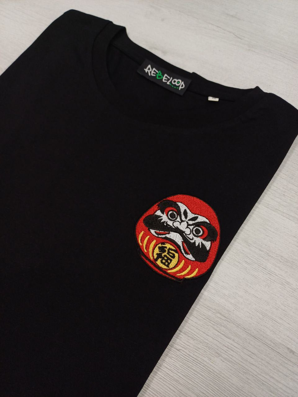 T-shirt ricamata Daruma