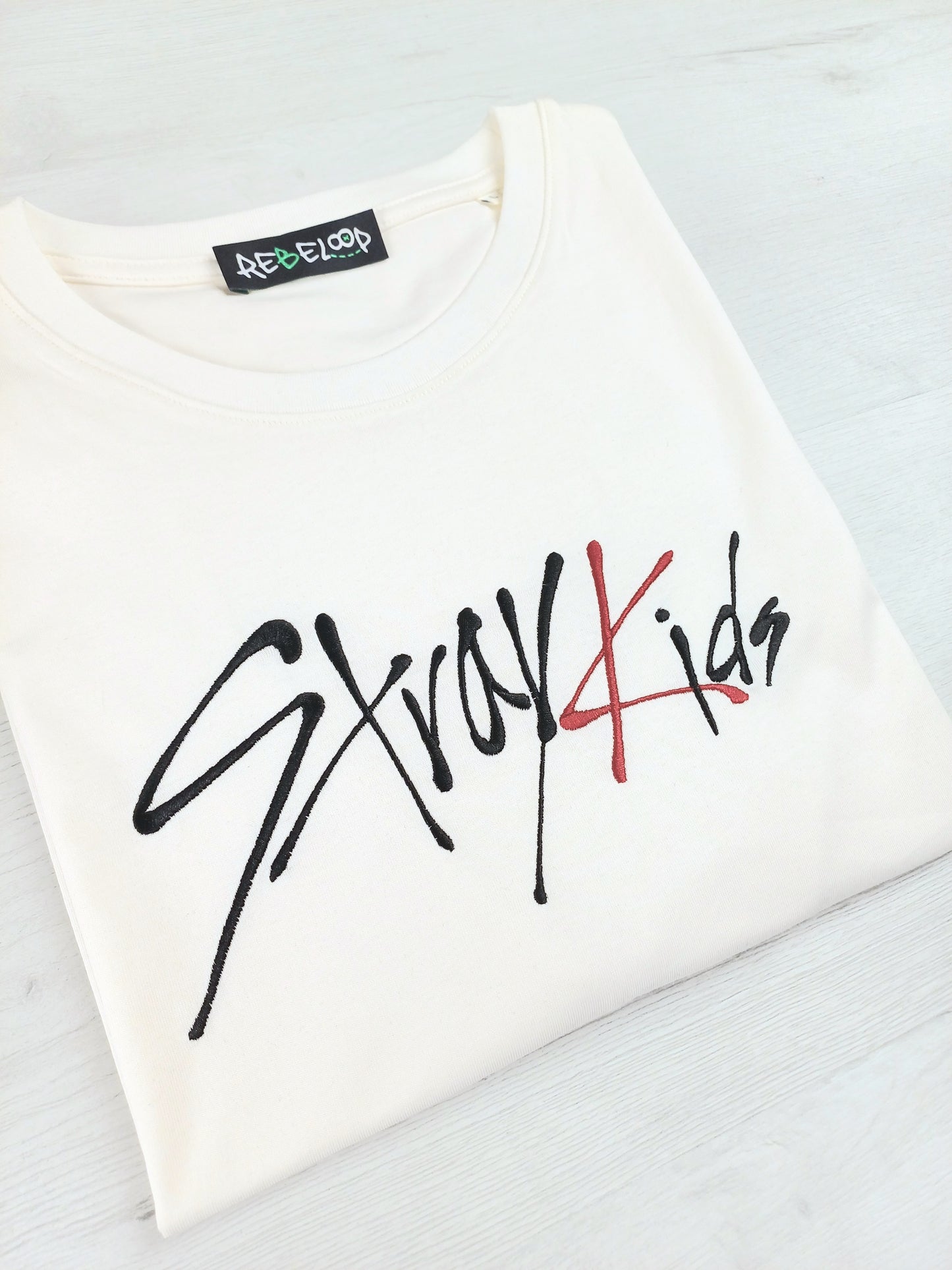T-shirt ricamata Stray kids