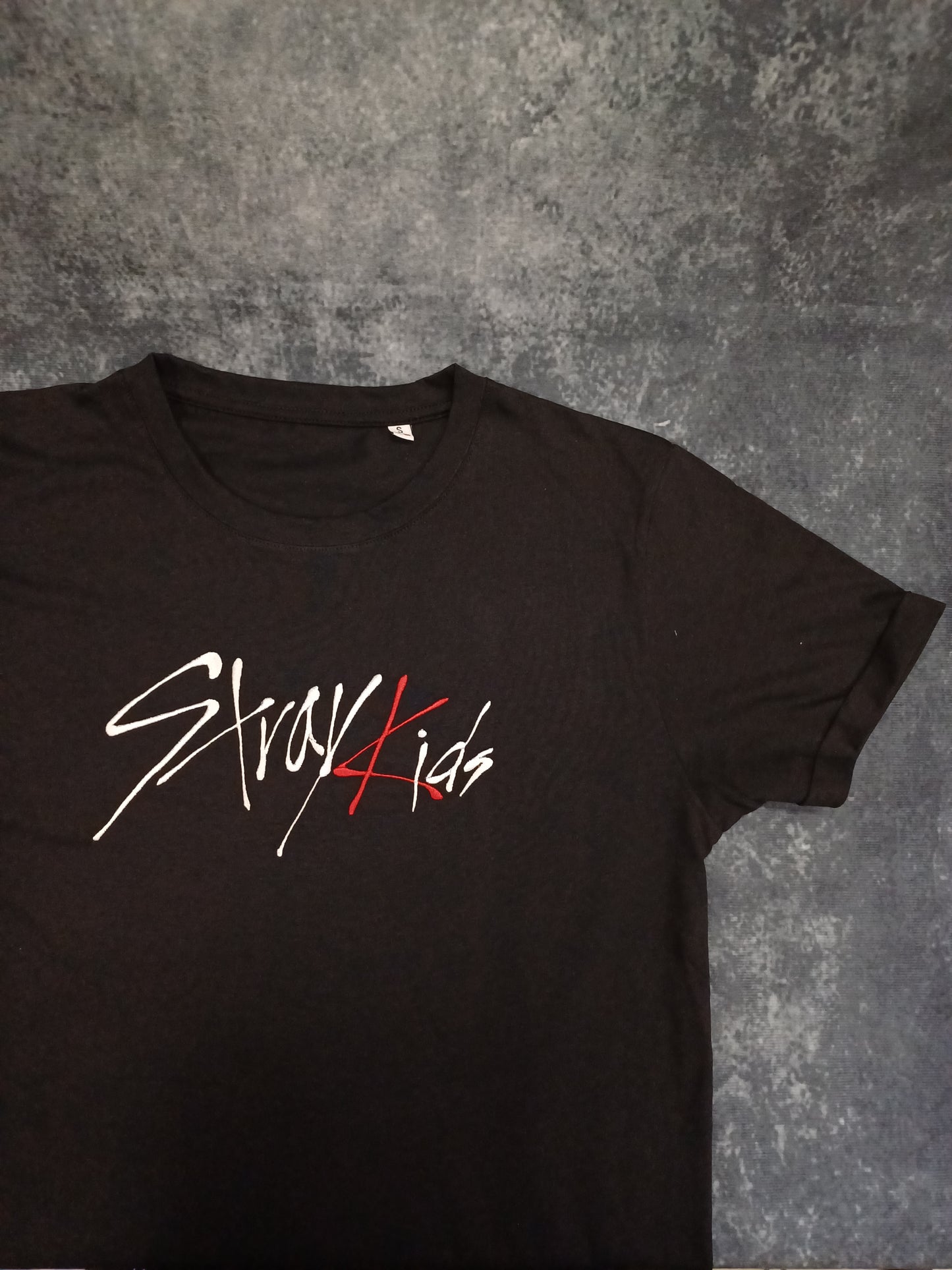 T-shirt ricamata Stray kids