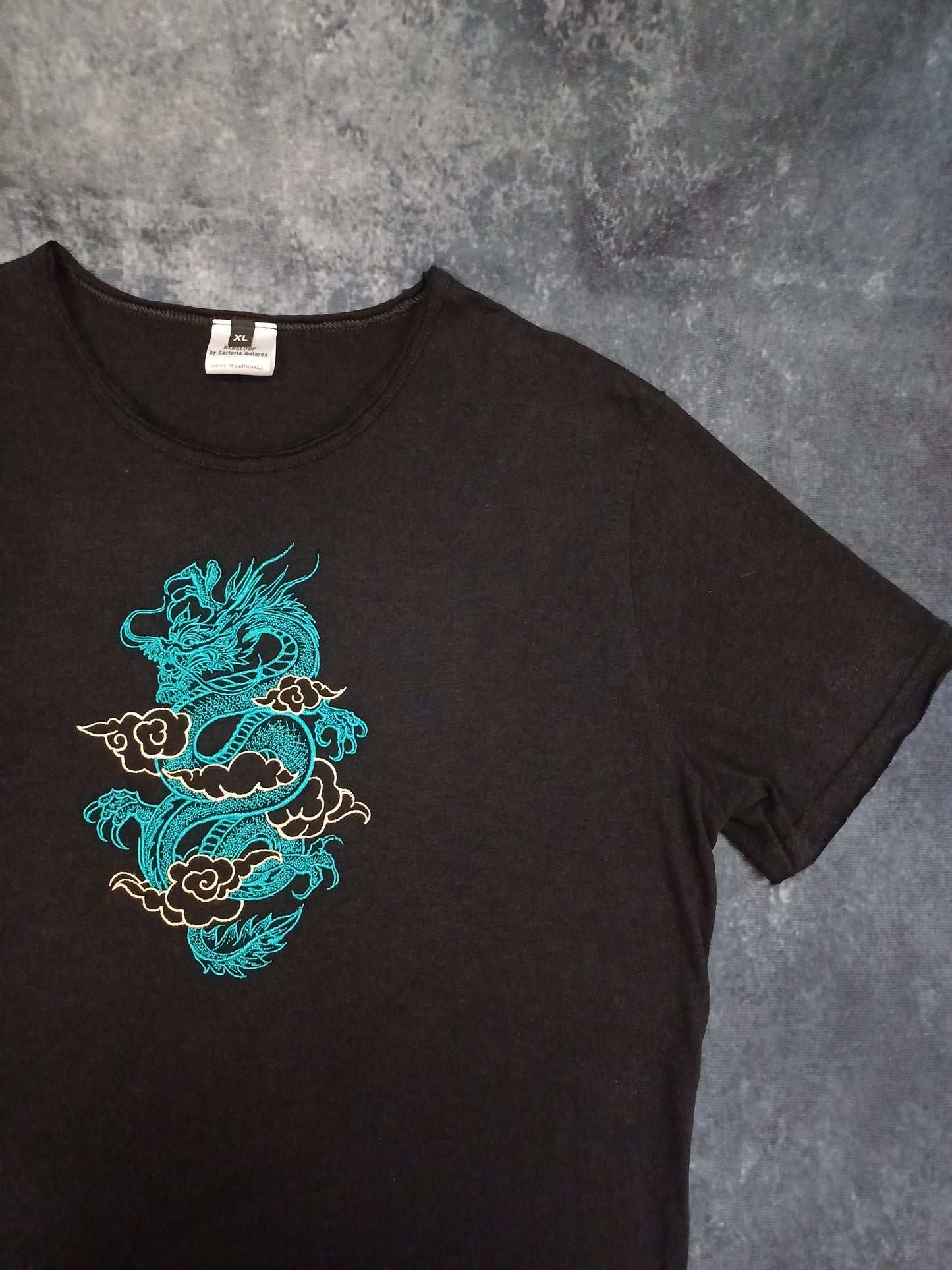 T-shirt ricamata Drago Aomori