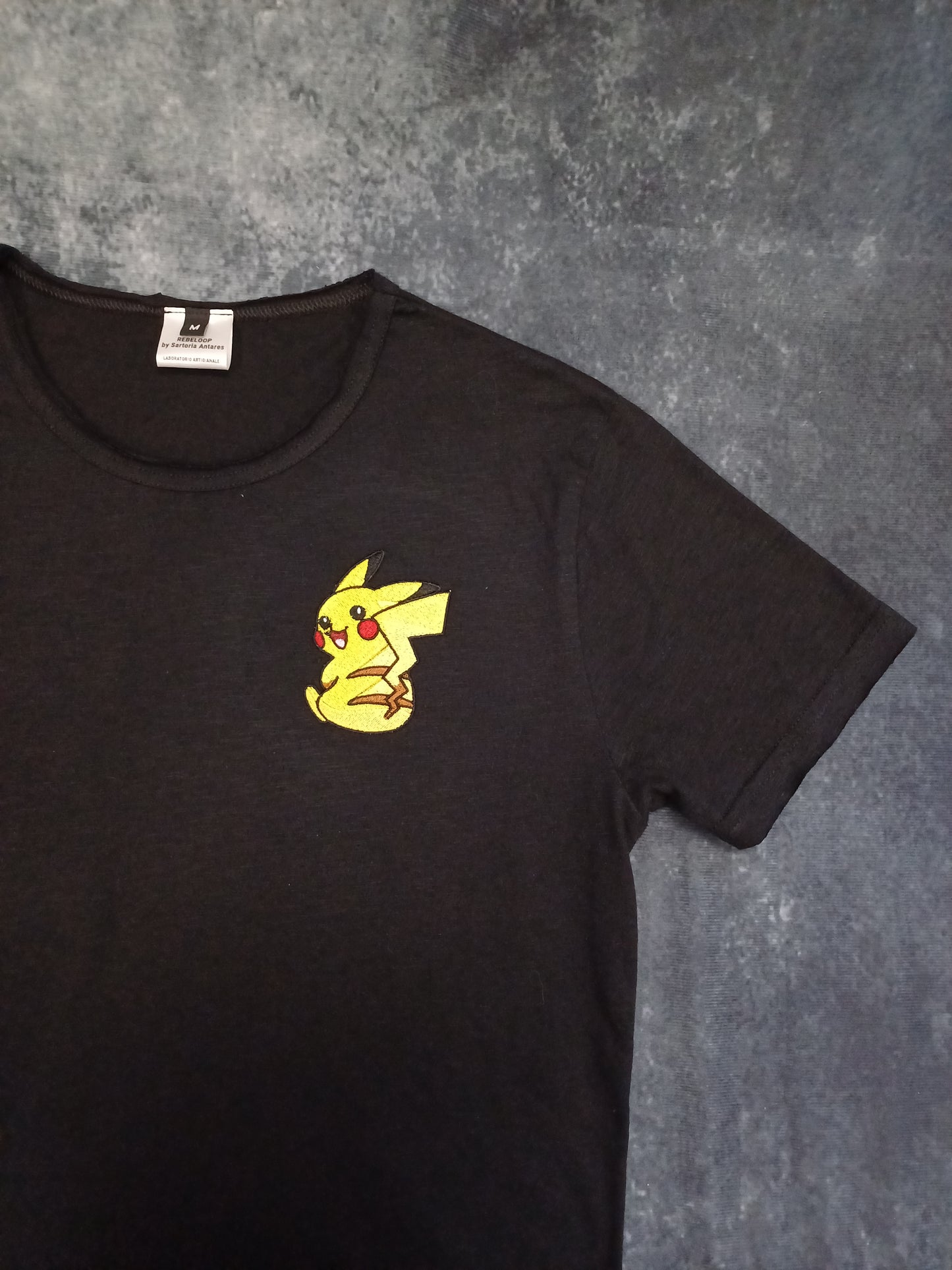 T-shirt ricamata Pikachu