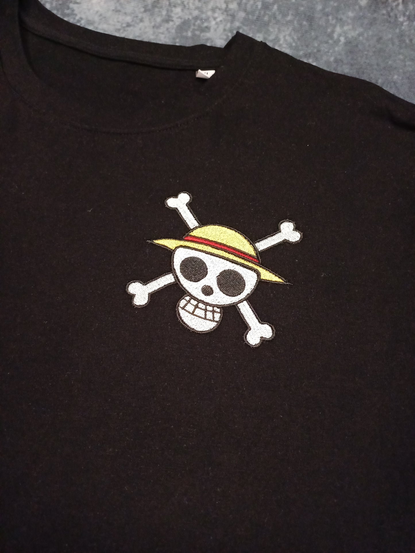 T-shirt ricamata One Piece teschio Luffy